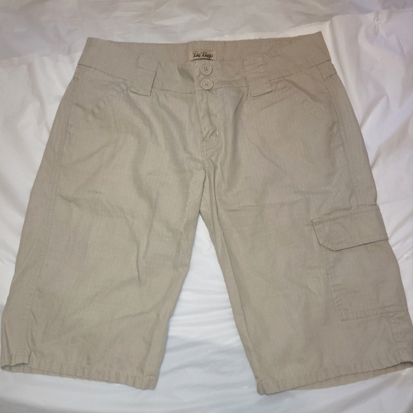 Bebop Size 9 Beige Wide Leg Cargo Bermuda Shorts/Capris - Picture 5 of 16